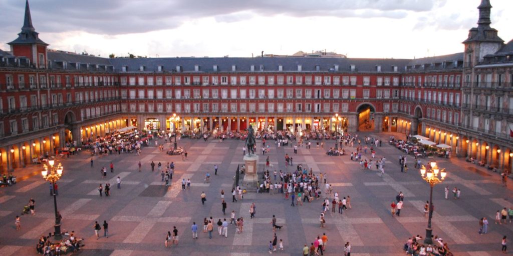 Madrid főterét ellepik az adventi időszakban.